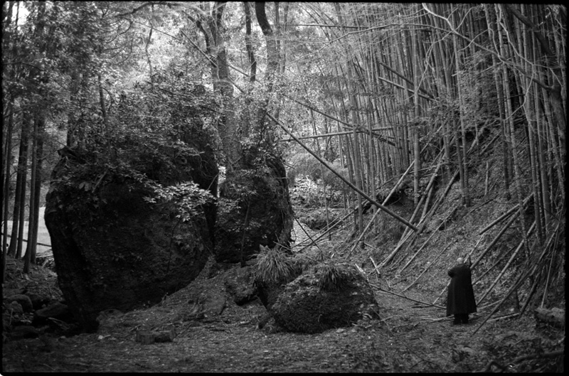 観音洞の大岩_白黒フィルム